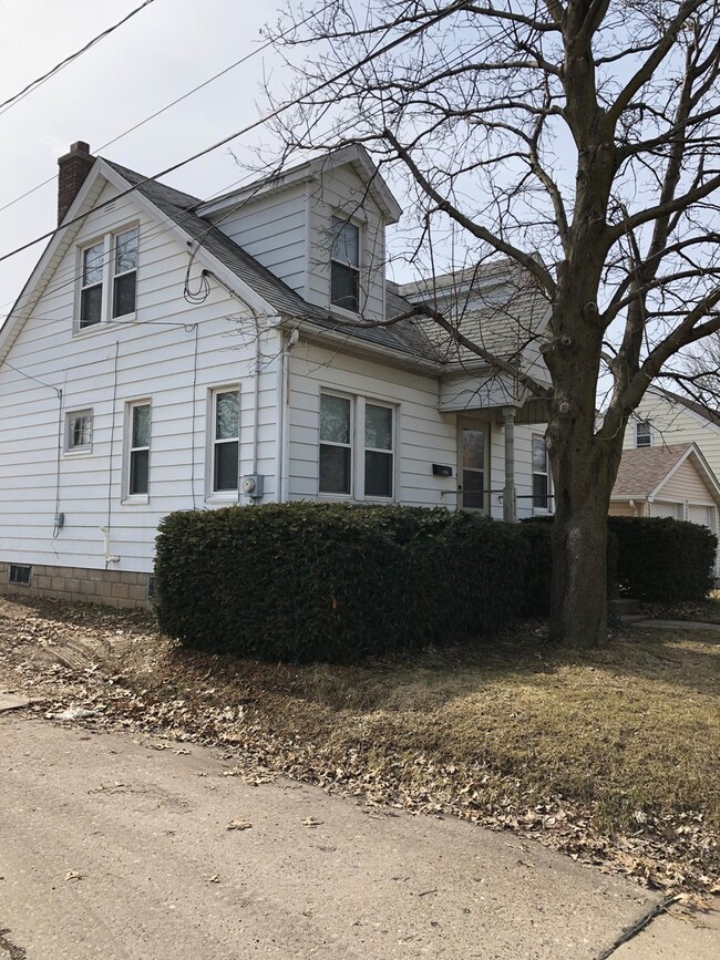 Building Photo - 2 bedroom home