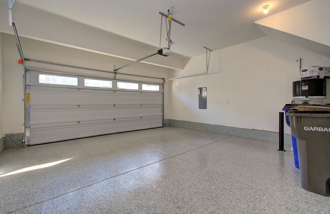 Building Photo - Immaculate Ridgefield Townhome