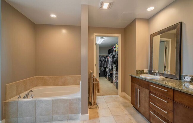 Building Photo - Beautiful Large 2 Bdrm, 2 Ba Condo in Cort...