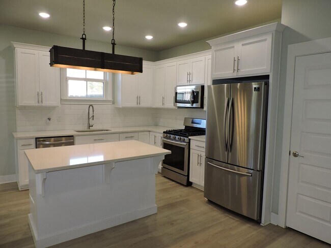 Building Photo - Easy access to interstate, shopping & downtown Pensacola!