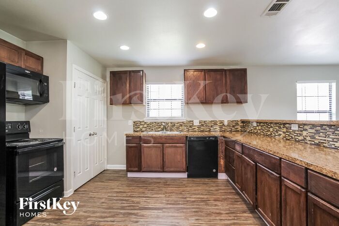 Building Photo - 15615 Fall Briar Dr