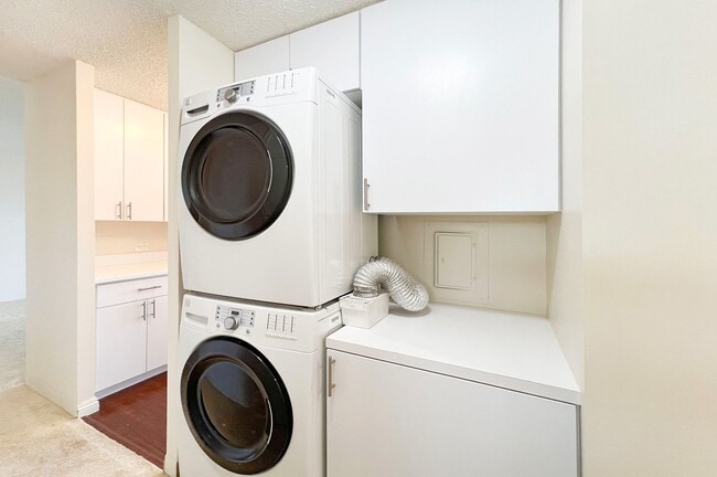 Building Photo - Renovated Kahala Towers-3 bedroom, 2 bath,...
