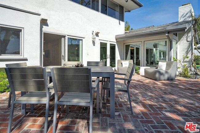 Building Photo - 2324 Banyan Dr