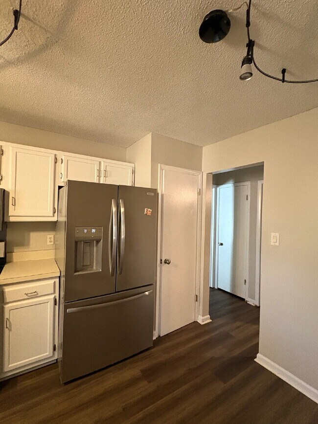 Building Photo - 502 W Hilltop Ct