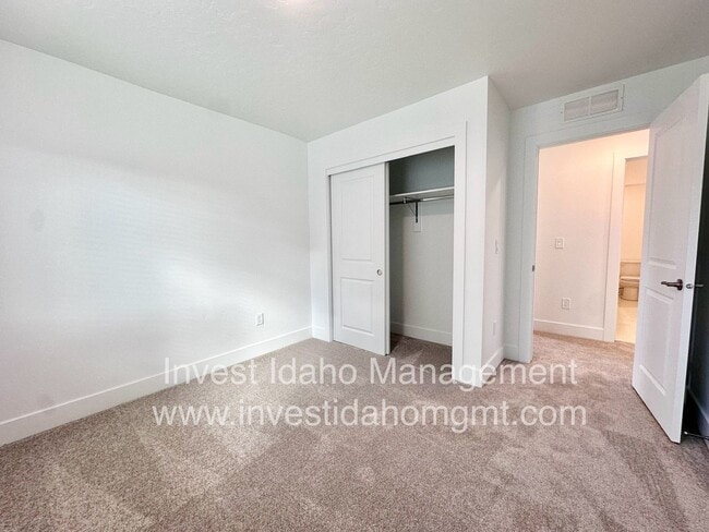 Building Photo - Spacious Luxury Townhome Designed for Modern Living