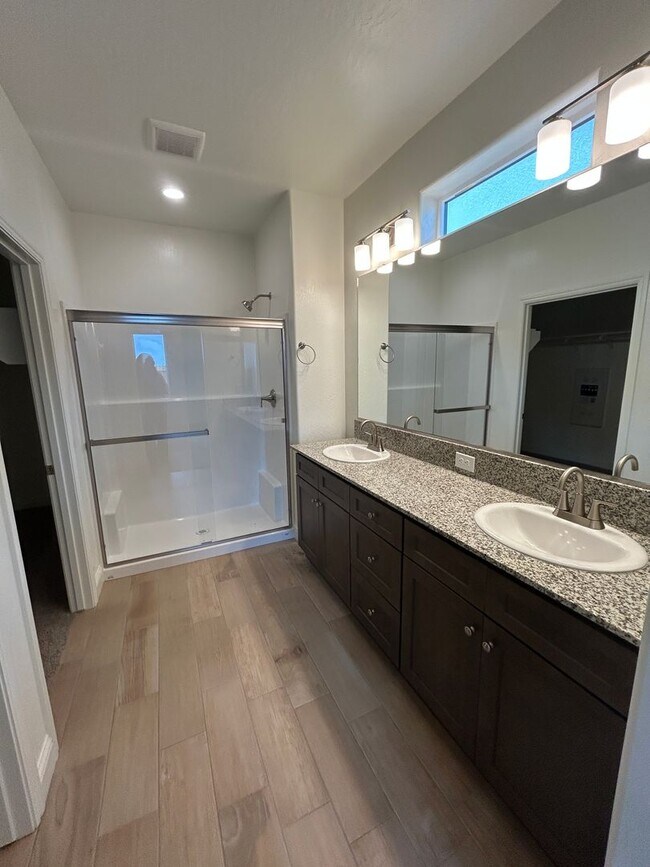 Building Photo - New, New New in Northwest Visalia!