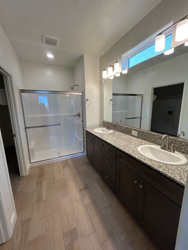 Building Photo - Northwest Visalia! Don't miss this beauty! Spacious and open 4 bedroom 2 bath!