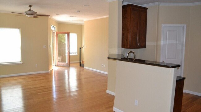 Building Photo - 7bed/6.5bath + 3 car garage and carport