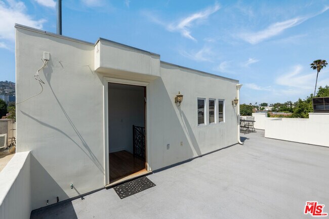 Building Photo - 744 N Alfred St