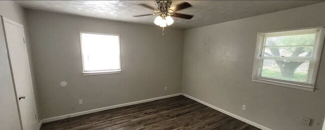 Building Photo - Cute 2 bed 1 bath!