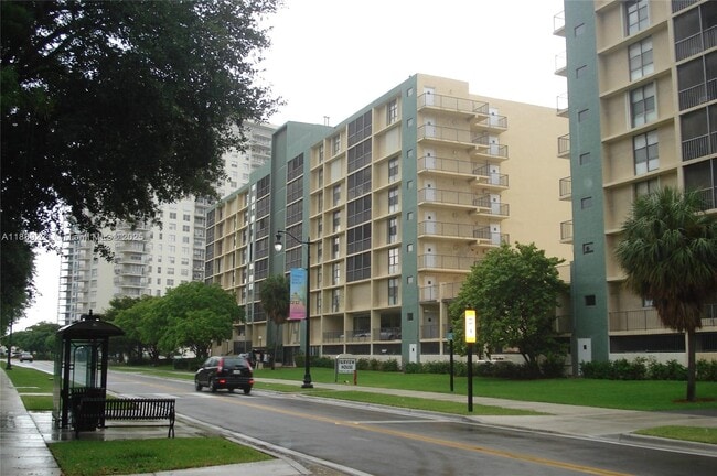 Primary Photo - 17500 N Bay Rd