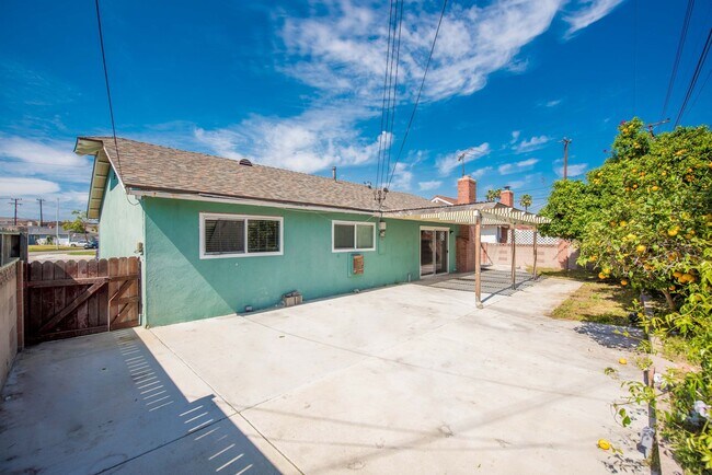 Building Photo - Single Family Stunner!