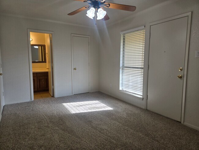 Building Photo - Affordable & Charming 2/1 Move in NOW!!!