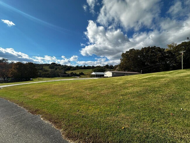 Building Photo - Spacious 4 bedroom/2 bath home for rent - ...