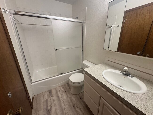 Building Photo - Newly updated Three Bedroom Available In Triplex in Meadowglen