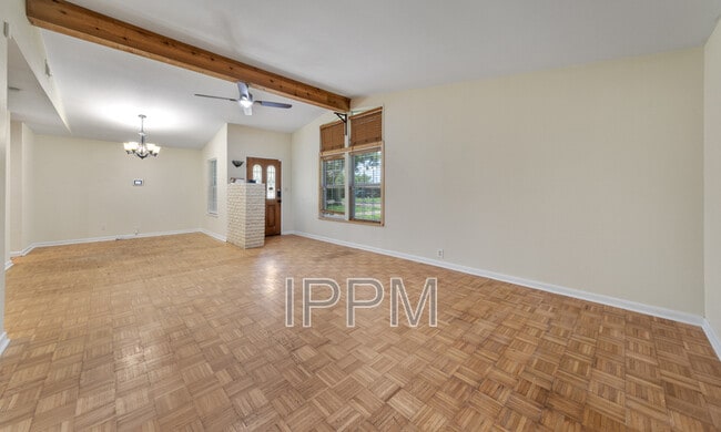 Building Photo - 914 Carrol Ave
