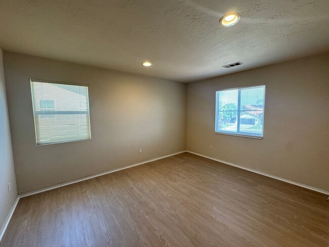 Building Photo - Spacious SW Bakersfield Home!