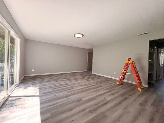 Building Photo - Beautifully updated Auburn apartment!