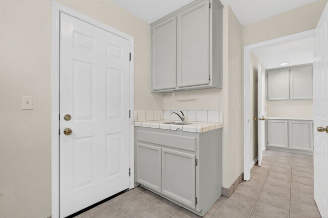 Building Photo - 880 Woodsong Ln