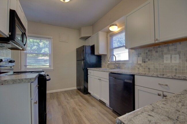 Building Photo - 2 Bed Bettendorf Home