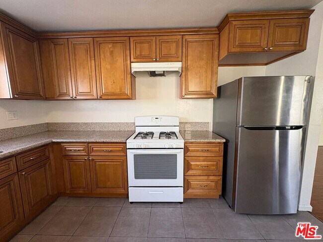 Building Photo - 806 N Hobart Blvd