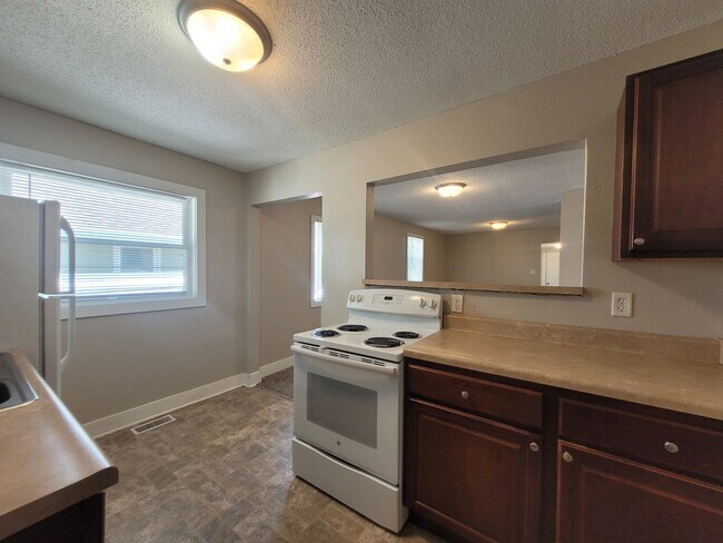 Building Photo - 2 Bedroom, 2 Bathroom Home with large garage!