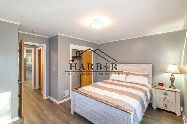 Building Photo - 5th Avenue SE Duplex