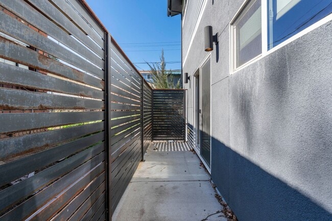 Building Photo - Modern Midtown Living