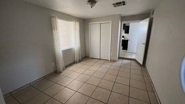 Building Photo - Beautiful home with 2 kitchens and 3 bedrooms and 2 bathrooms