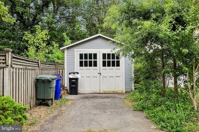 Building Photo - 526 N Ivy St