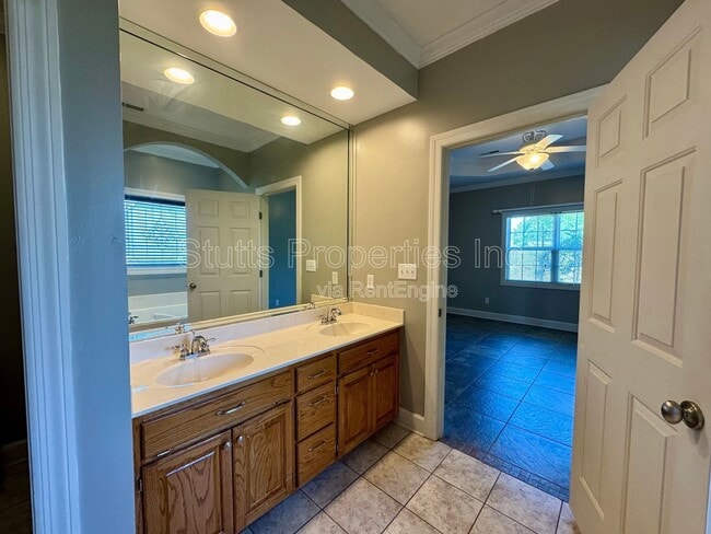 Building Photo - 11 Cedar Brook Ln