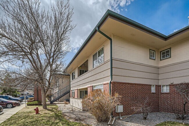 Building Photo - 2 Bed, 2 bath in Quiet Community. New HVAC, New Flooring. Community pool and clubhouse access inc...