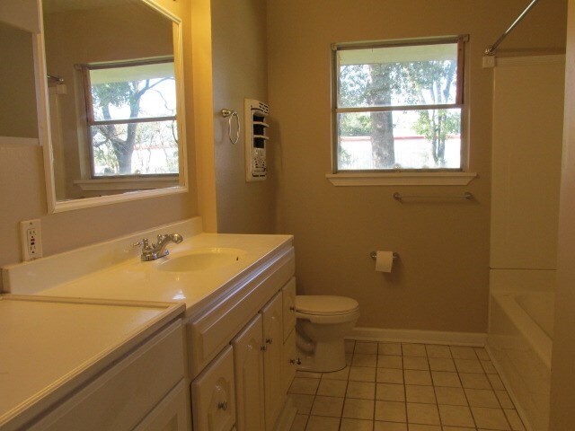 Building Photo - 2105 Bush Dr