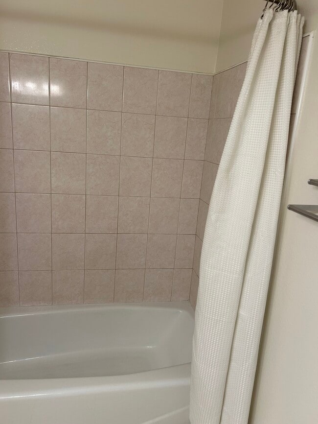 Building Photo - GREAT UPSTRS CONDO FOR LEASE!