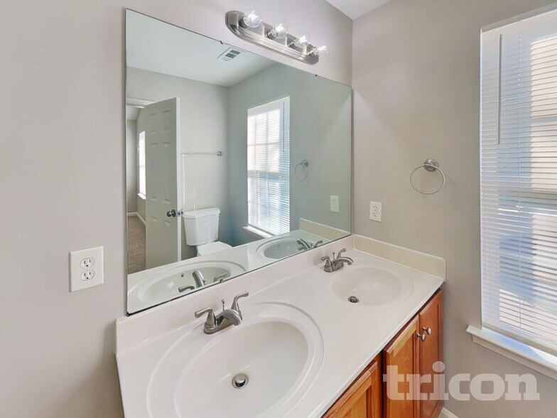 Building Photo - 5717 Henderson Oaks Dr