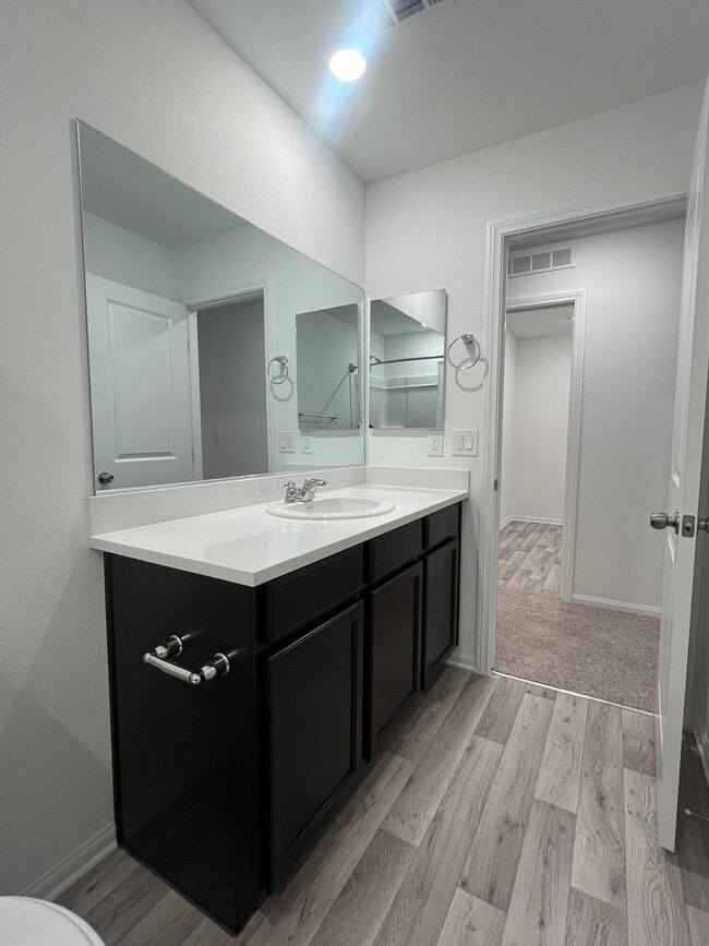 Building Photo - Move in today! 3 bed 2.5 bath 2 story beauty!