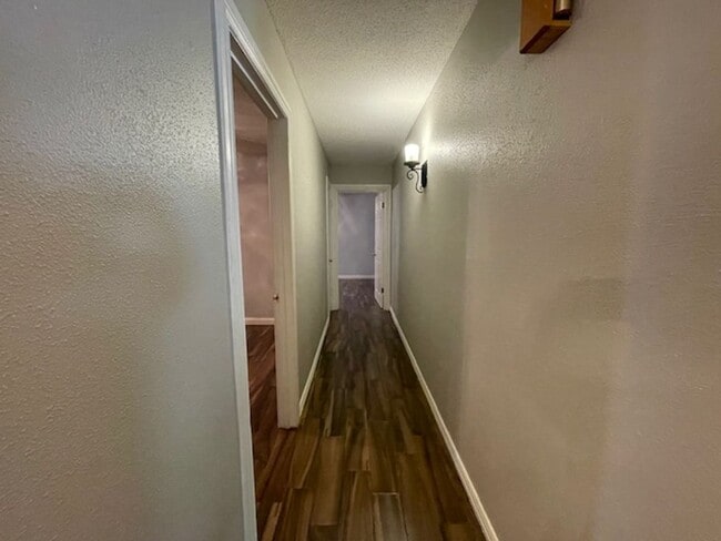 Building Photo - 220 Shady Lake Dr