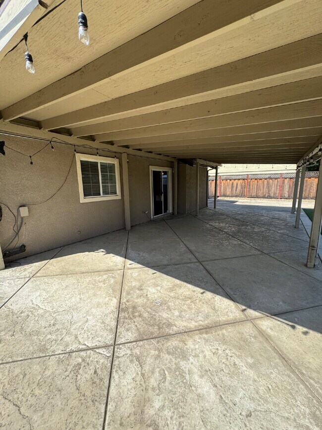 Building Photo - Beautiful 4-Bedroom Home with Spacious Backyard & Covered Patio