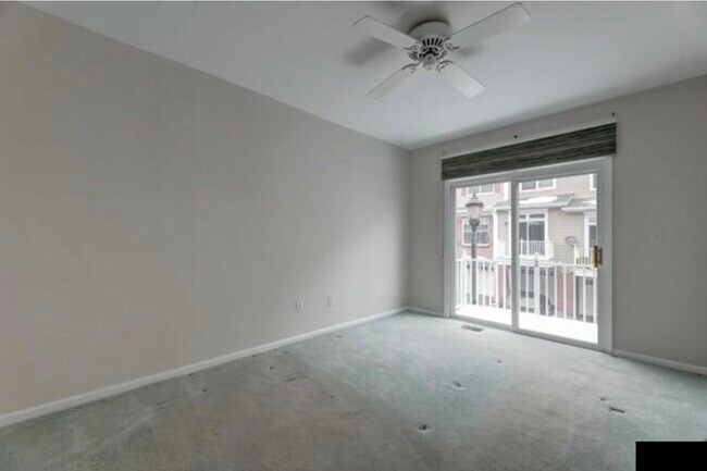 Building Photo - 320 Midland Ct