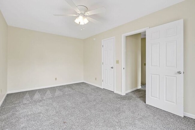 Building Photo - 3 BR/ End UNIT/ FIRE PLACE! Cozy townhouse...