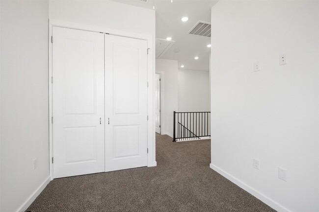 Building Photo - 255 Lourdes Ct