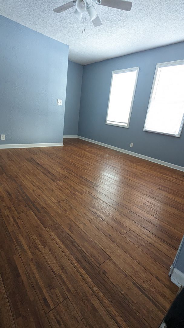 Building Photo - 3 bedroom/2 bath home