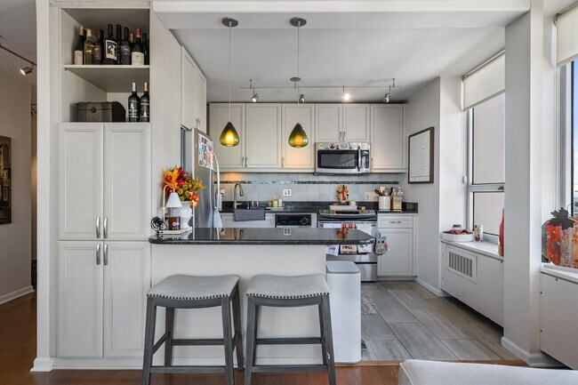 Building Photo - 70 W Burton Pl