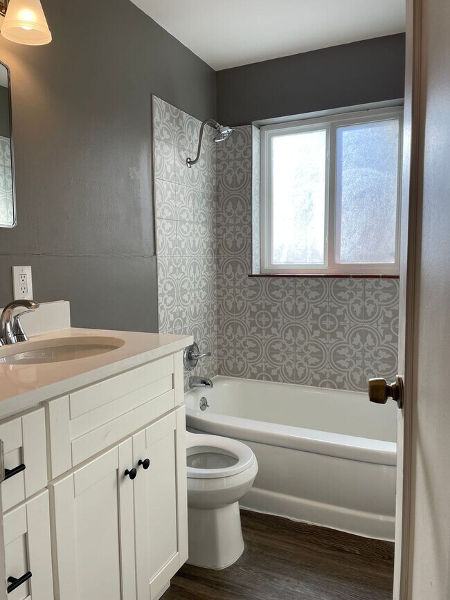 Building Photo - Great 2 Bed 1 Bath Speer/ Country Club