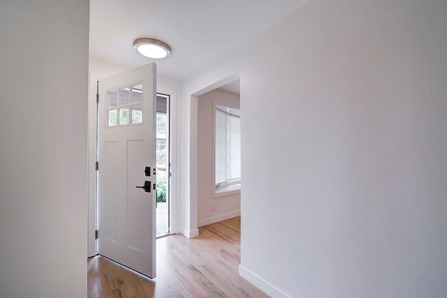 Building Photo - 3Bd/1.75Ba Bellevue House