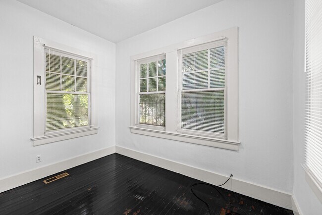 Building Photo - 4948 Farrell Ave