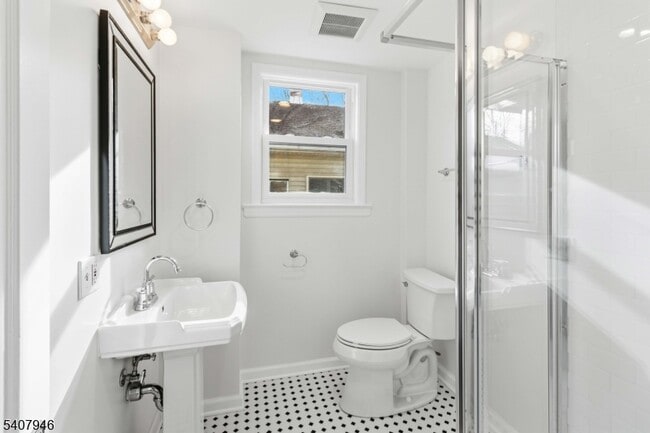 Building Photo - 10 Zazzetti St