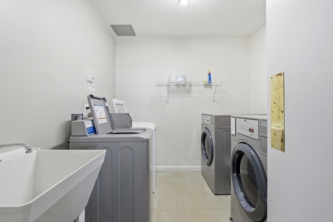 Building Photo - 615 Bayshore Dr