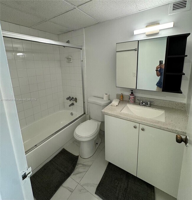Building Photo - 999 Brickell Bay Dr