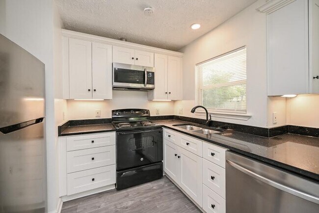 Building Photo - 5233 W 43rd St